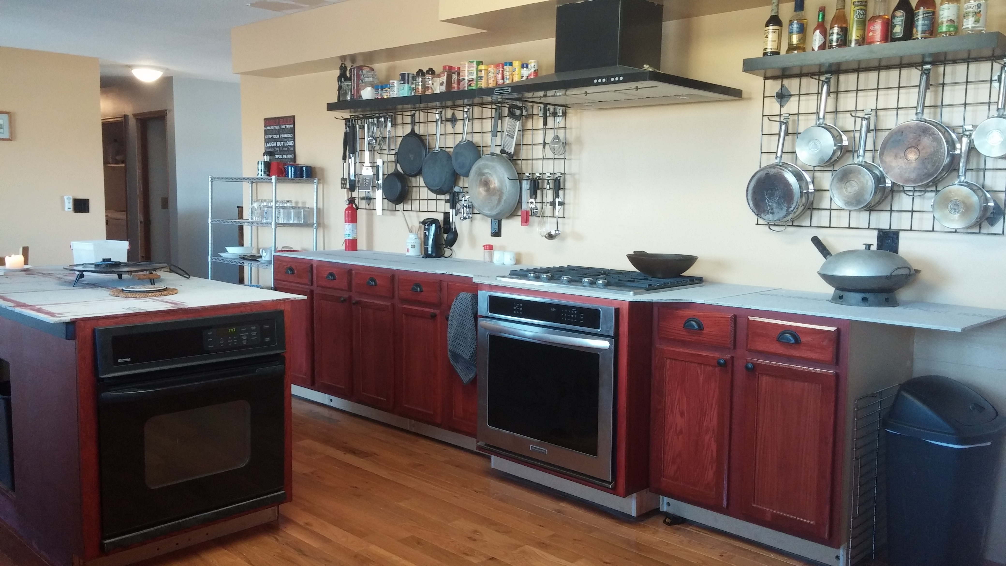 Yes, Two ovens, a convection oven and a regular oven.  Gas stove top and a venthood that goes all the way outside.